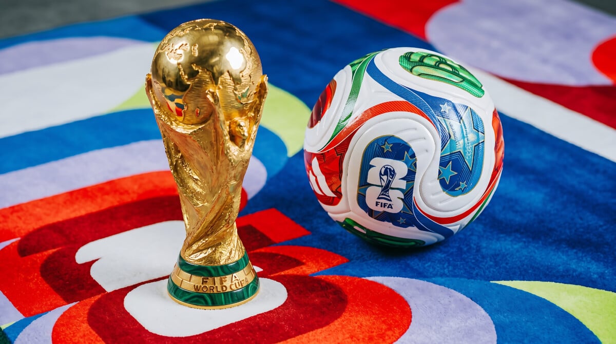 2026 FIFA 북중미 월드컵 개막식 시간 및 무료 중계 시청 방법: 시즌성 키워드로 블로그 유입 늘리는 법 1 2026 FIFA 북중미 월드컵 개막식 시간 및 무료 중계 시청 방법을 설명하기 위한 월드컵 우승 트로피와 공식 공의 모습